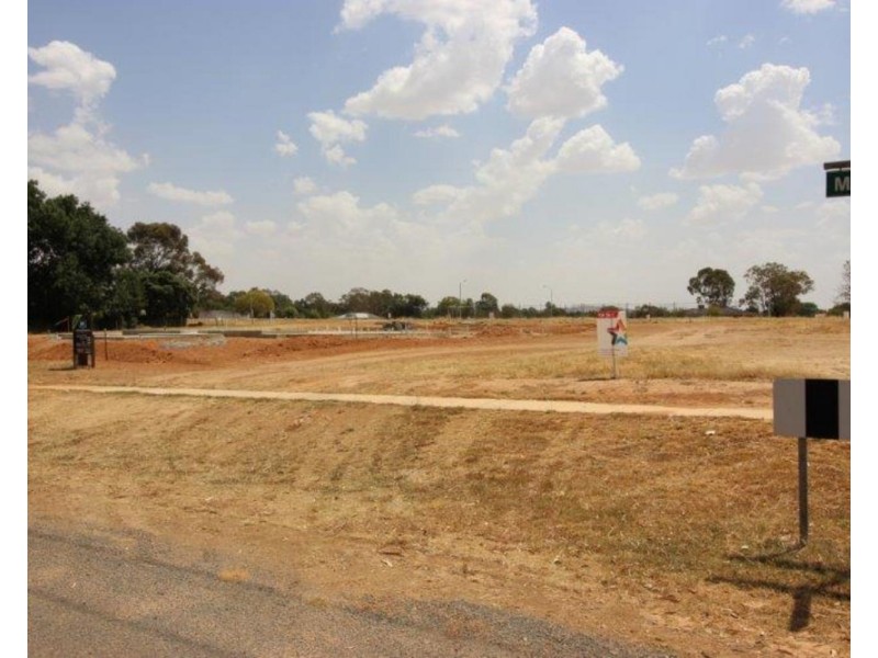 40 Main Street, Lake Albert NSW 2650