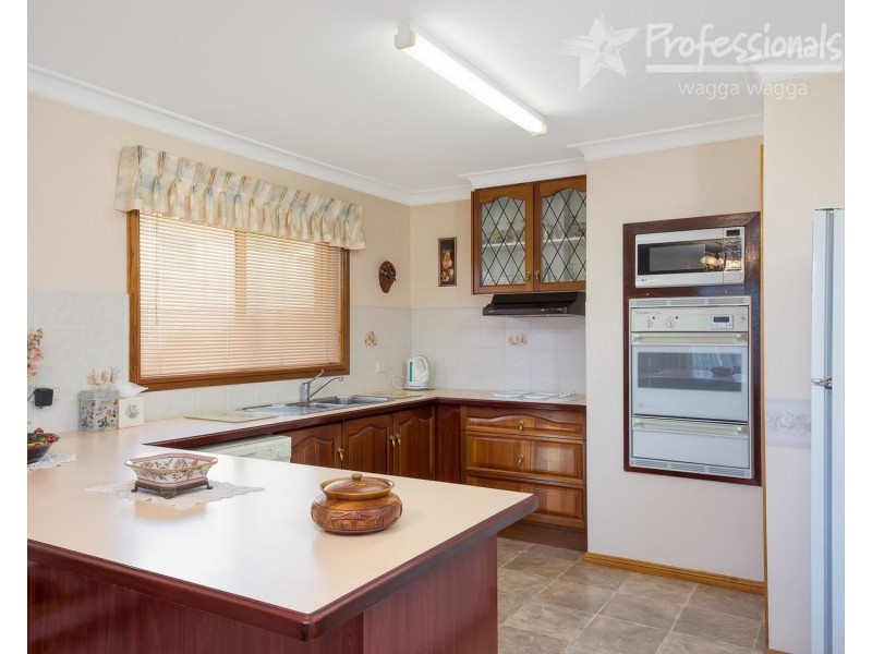 1/2 Plumpton Road, Kooringal NSW 2650