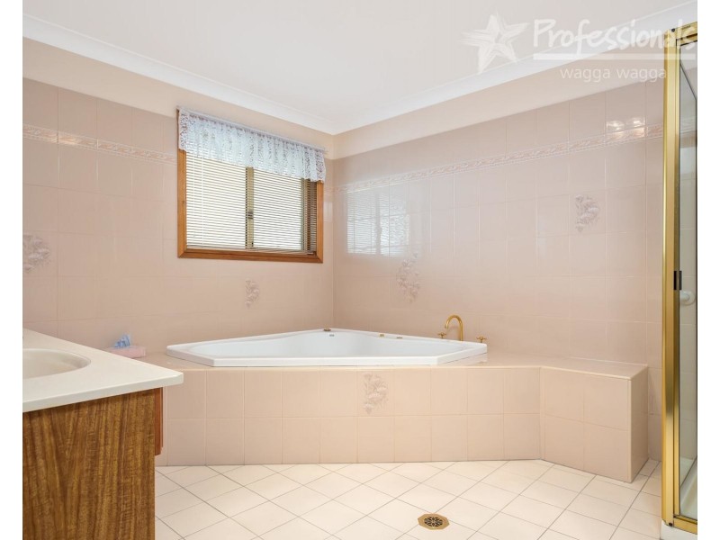 1/2 Plumpton Road, Kooringal NSW 2650