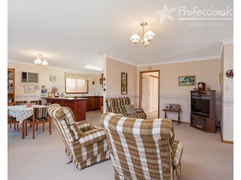 1/2 Plumpton Road, Kooringal NSW 2650