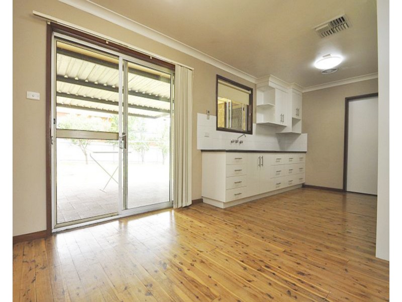 11 Willow Street, Kooringal NSW 2650