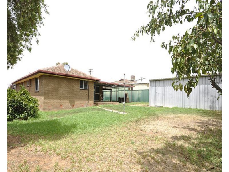 11 Willow Street, Kooringal NSW 2650
