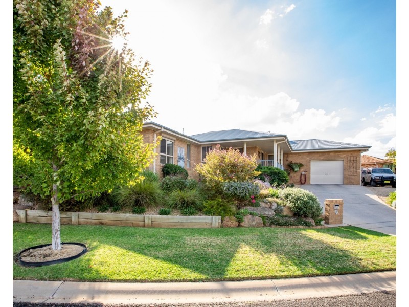 2 Headley Place, Kooringal NSW 2650