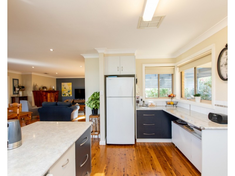 2 Headley Place, Kooringal NSW 2650