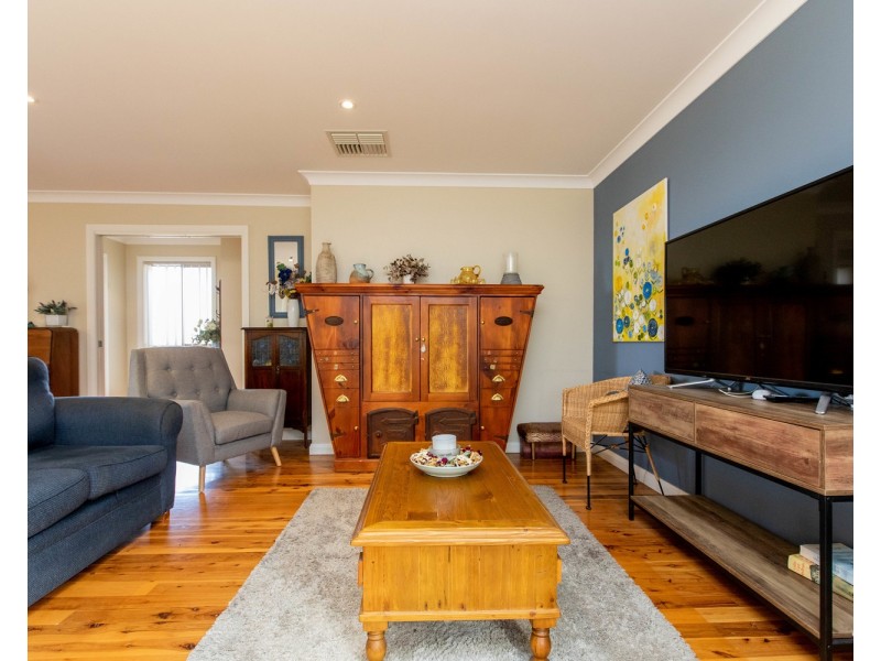 2 Headley Place, Kooringal NSW 2650