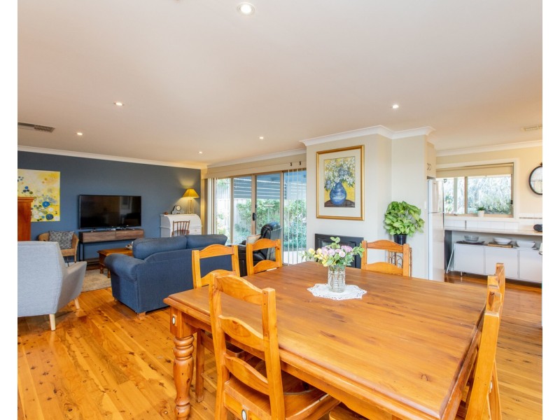 2 Headley Place, Kooringal NSW 2650