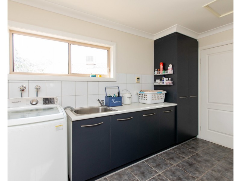 2 Headley Place, Kooringal NSW 2650