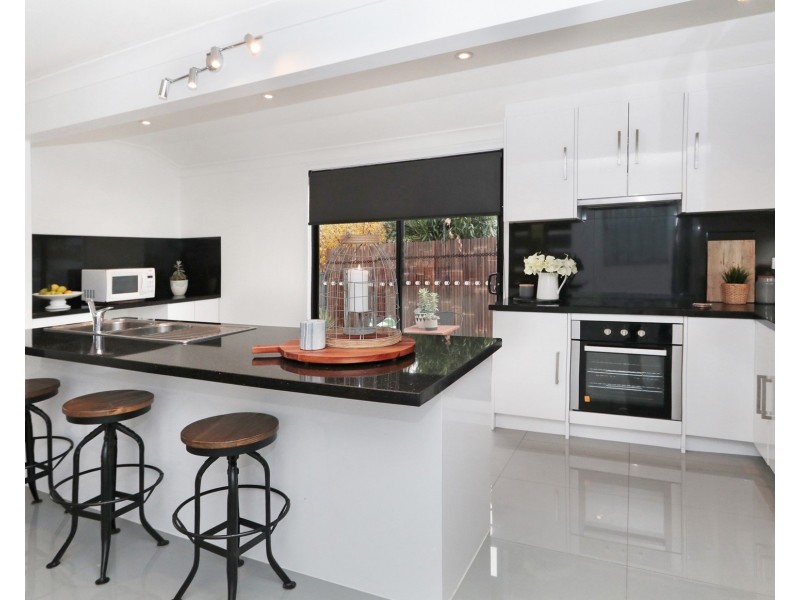 3 Eastlakes Drive, Lake Albert NSW 2650