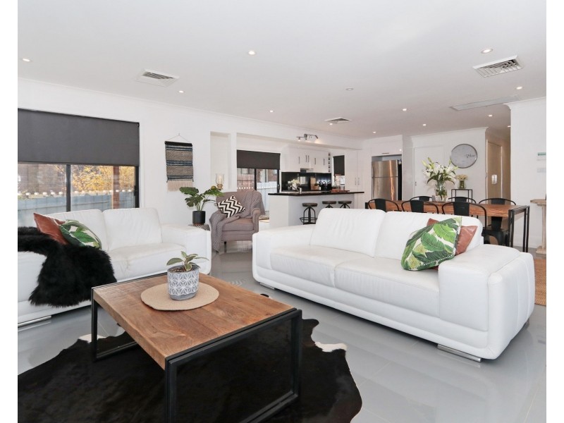 3 Eastlakes Drive, Lake Albert NSW 2650