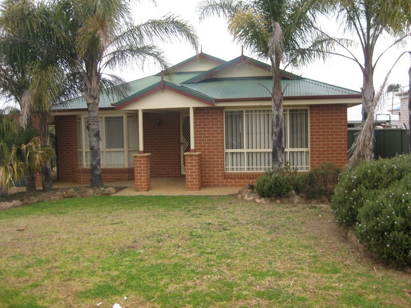 4 Tikki Place, Glenfield Park NSW 2650