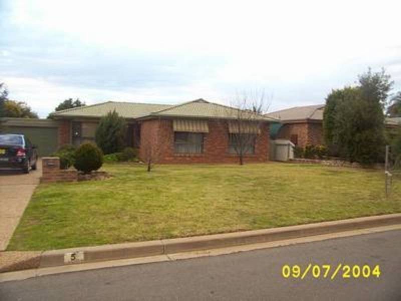 5 Eaton Street, Wagga Wagga NSW 2650