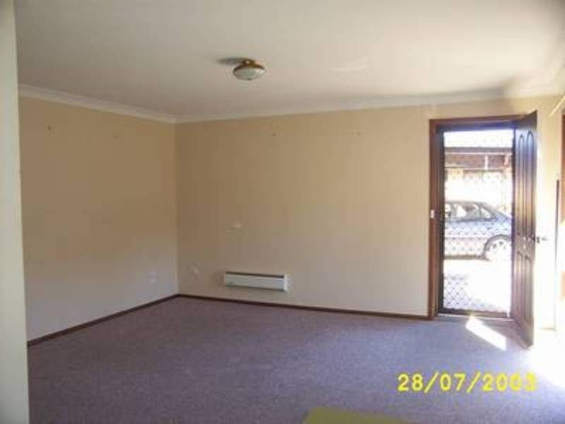 4/17 Nordlingen Drive, Tolland NSW 2650