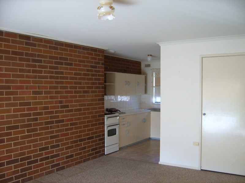 2/2 Inglis, Street, Lake Albert NSW 2650