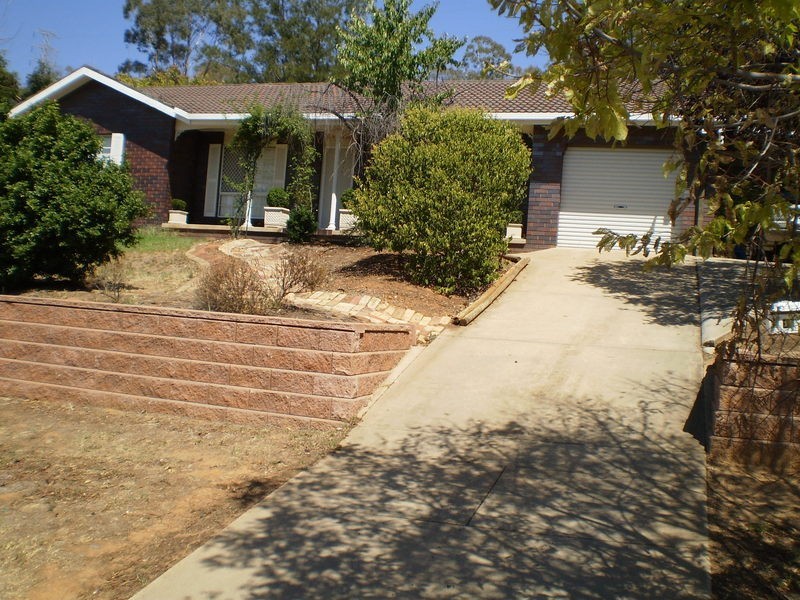 12 Andrews Avenue, Kooringal NSW 2650