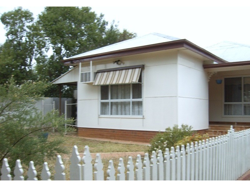 4 Castlereagh Street, Mount Austin NSW 2650