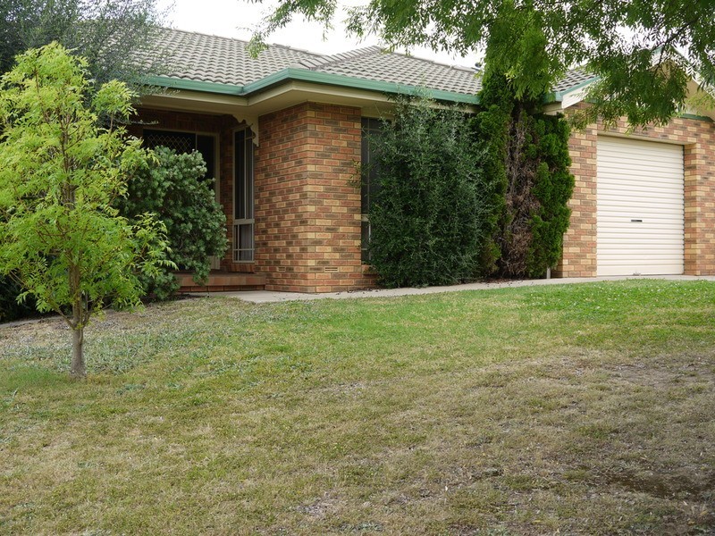 2/53 Simkin Crescent, Kooringal NSW 2650