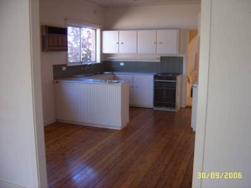 11 White Avenue, Kooringal NSW 2650