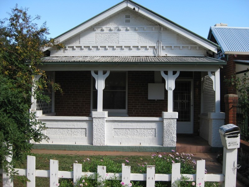 16 McKinnon Street, Wagga Wagga NSW 2650