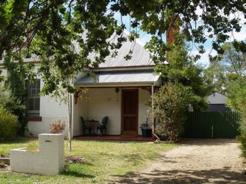 107 Tompson Street, Wagga Wagga NSW 2650