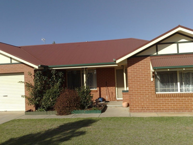 1/2 Bamarook Crescent, Glenfield Park NSW 2650