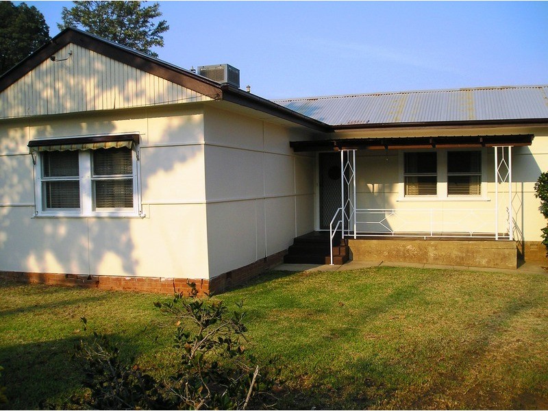 135 Grove Street, Kooringal NSW 2650