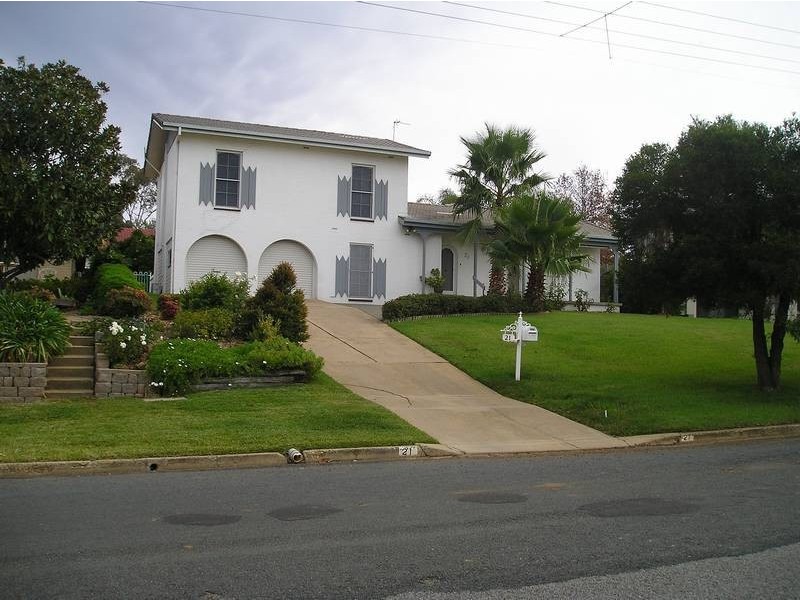 21 Lakeside Drive, Lake Albert NSW 2650