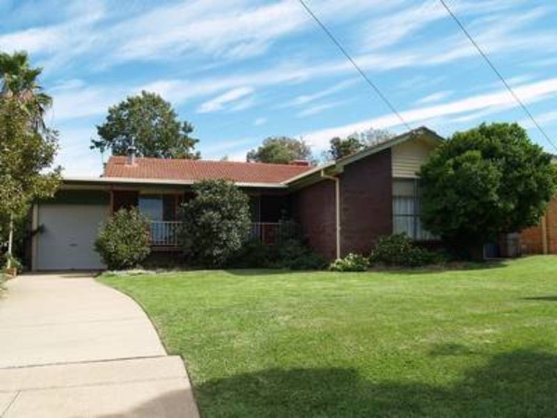 40 Fairbairn Crescent, Kooringal NSW 2650