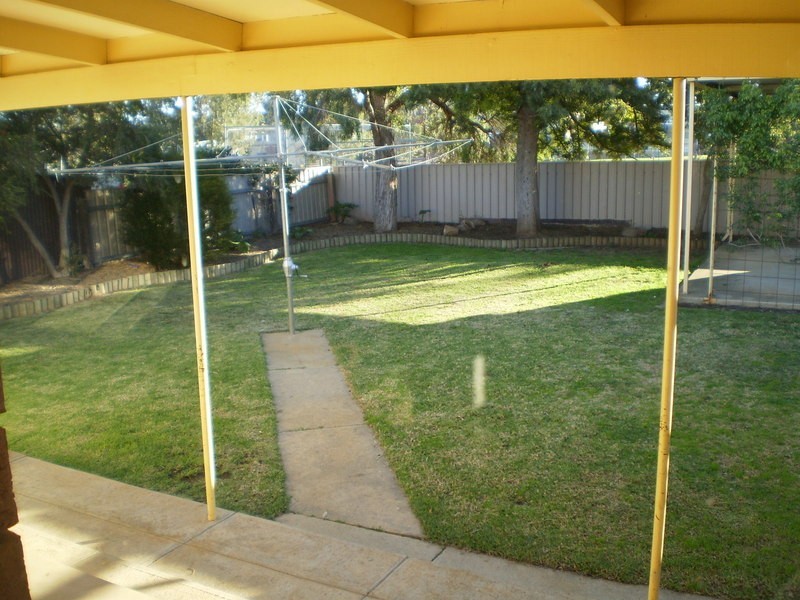 42 Fairbairn Crescent, Kooringal NSW 2650