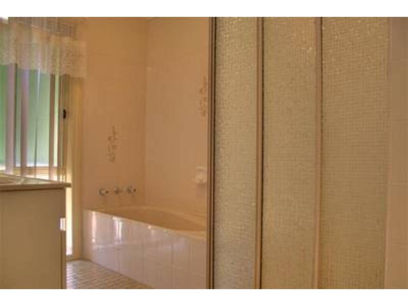 2/2 Overdale Drive, Wagga Wagga NSW 2650