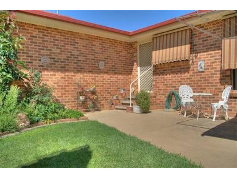 2/2 Overdale Drive, Wagga Wagga NSW 2650