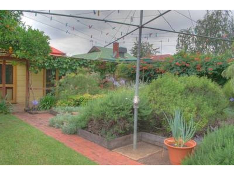 18 Norman Street, Turvey Park NSW 2650