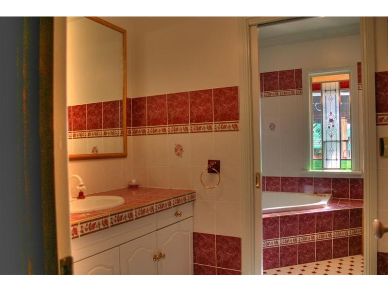 70 Balmoral Crescent, Lake Albert NSW 2650