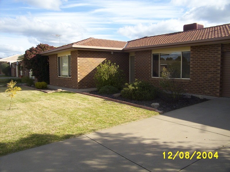 30 Balleroo Crescent, Glenfield Park NSW 2650