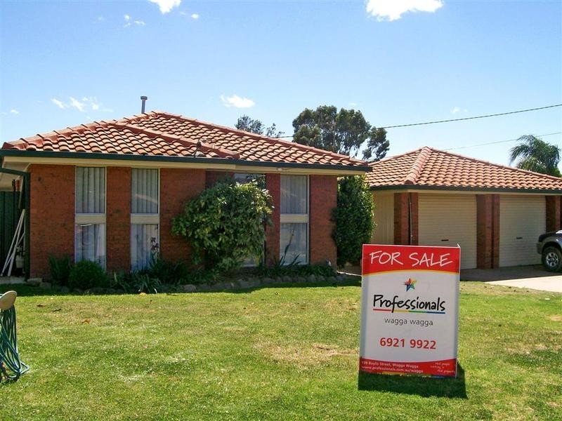1 Bass Street, Lake Albert NSW 2650