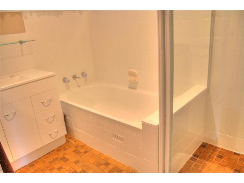 1 Bass Street, Lake Albert NSW 2650