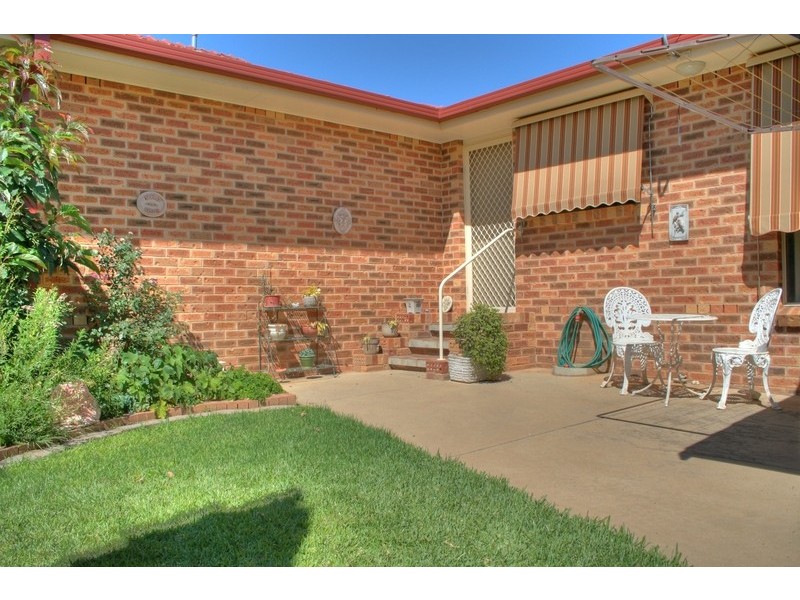 2/2 Overdale Drive, Bourkelands NSW 2650