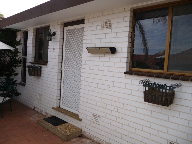 2 Banks Avenue, Kooringal NSW 2650