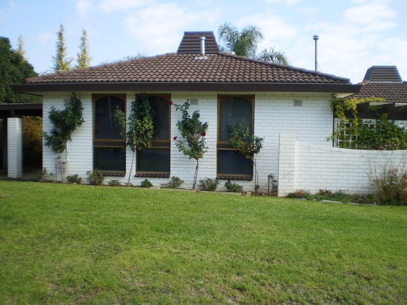 2 Banks Avenue, Kooringal NSW 2650