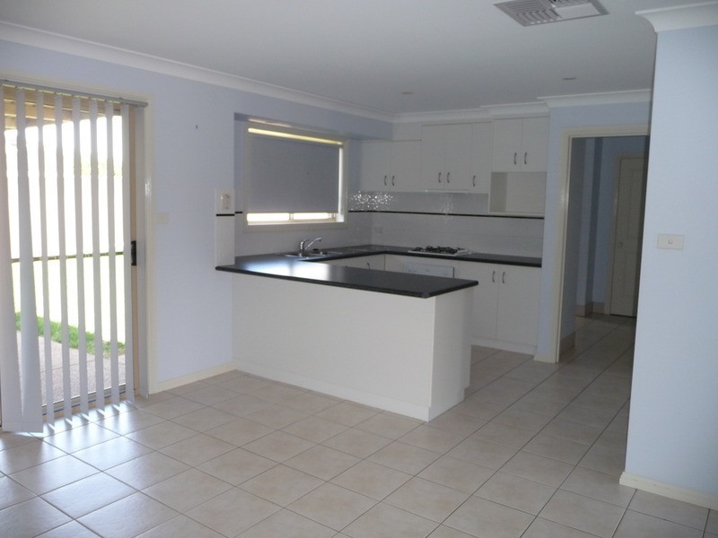 2/92 Yentoo Drive, Glenfield Park NSW 2650