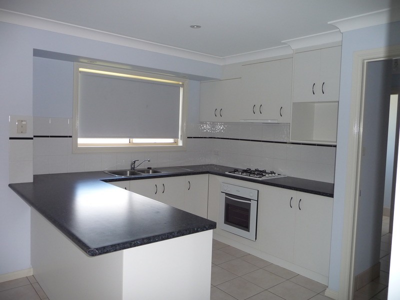 2/92 Yentoo Drive, Glenfield Park NSW 2650