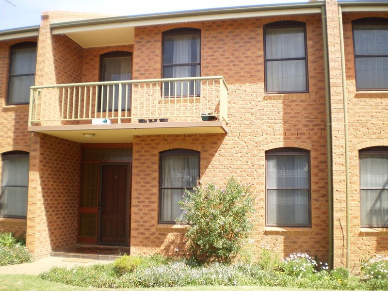 2/28 Lampe Avenue, Wagga Wagga NSW 2650