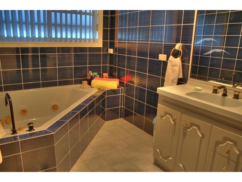 2 Loru Close, Tatton NSW 2650