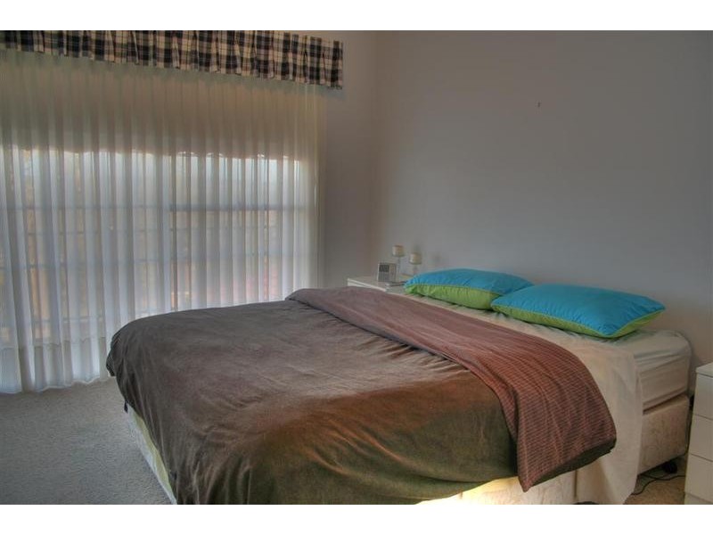 2 Loru Close, Tatton NSW 2650