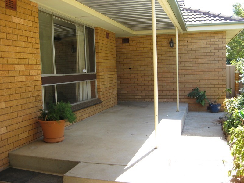 14 Cobb Street, Tolland NSW 2650