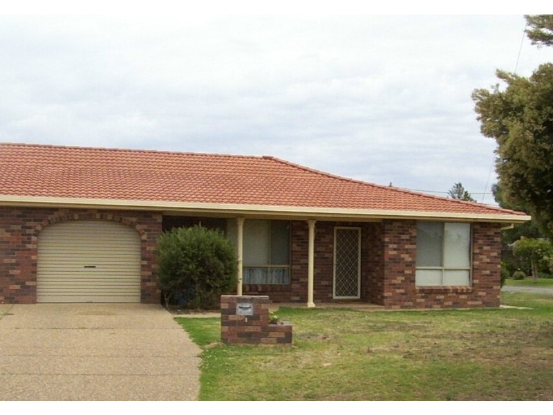 1/2 Magnolia Parade, Lake Albert NSW 2650