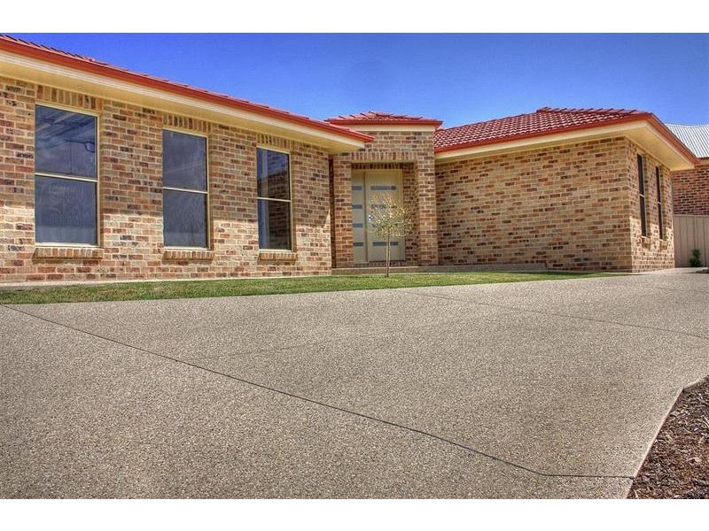 2/81 Atherton Place, Tatton NSW 2650