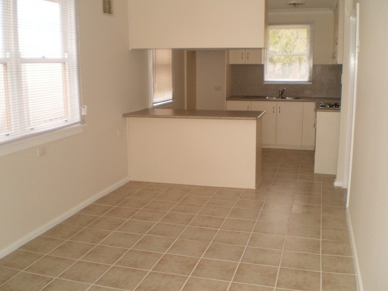 31 Gilmore Avenue, Mount Austin NSW 2650