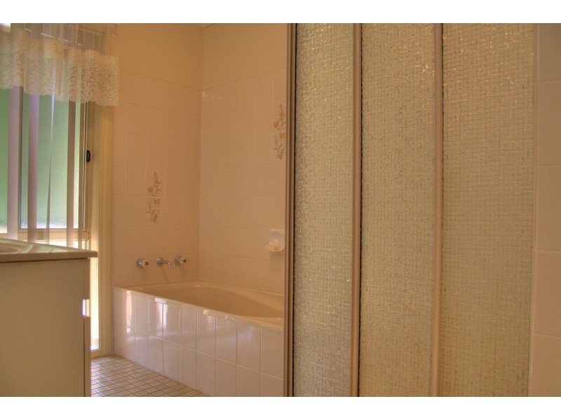 2/2 Overdale Drive, Bourkelands NSW 2650