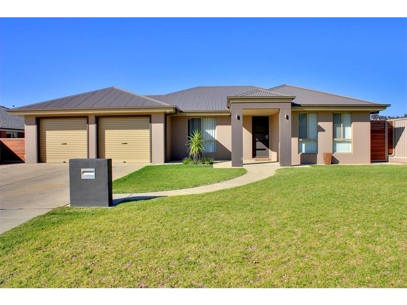 14 Bedervale Street, Bourkelands NSW 2650