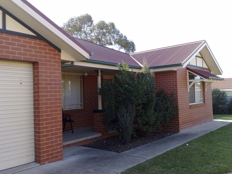 4/2 Bamarook Crescent, Glenfield Park NSW 2650